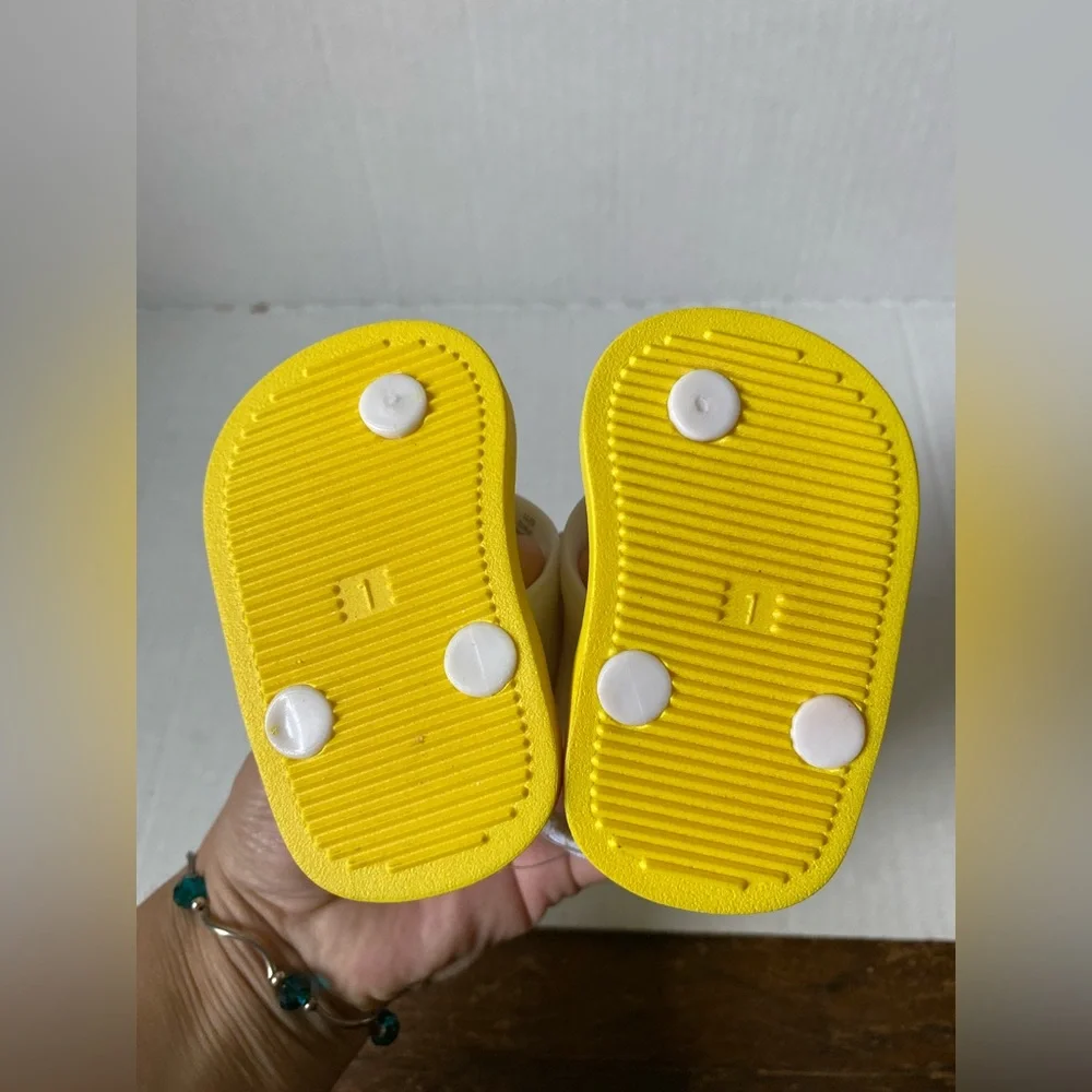 Old Navy Baby Size 1 Yellow Polka Dot Flip Flops